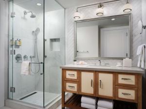 Shore House at The Del, LXR Hotels & Resorts的一间浴室