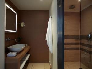 een badkamer met een toilet, een wastafel en een douche bij The Ixian Grand & All Suites - Adults Only Hotel in Ixia