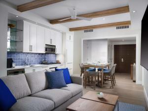 Shore House at The Del, LXR Hotels & Resorts的厨房或小厨房