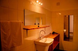 魯亨蓋里的住宿－Susa Gardens，一间带水槽、卫生间和镜子的浴室