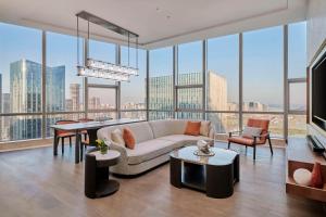ein Wohnzimmer mit einem Sofa und einem Tisch in der Unterkunft DoubleTree by Hilton Zhuhai Hengqin in Zhuhai