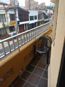 una silla sentada en el balcón de un edificio en coliving el jardin de envigado sede san marcos, en Envigado