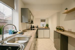 Kuchyň nebo kuchyňský kout v ubytování Canterbury House By Horizon Stays + 44 fotografií