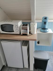 eine Mikrowelle und ein Toaster auf der Theke in der Unterkunft Studio 2 proche du port in Cancale