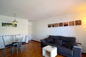 a living room with a couch and a table at Apartamento Mar Blau II in Begur