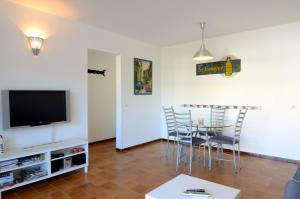 Televízia a/alebo spoločenská miestnosť v ubytovaní Mar Blau II - Apartamento