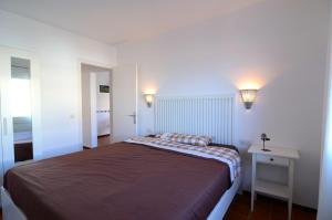 1 dormitorio con cama, mesa y luces en Apartamento Mar Blau II, en Begur