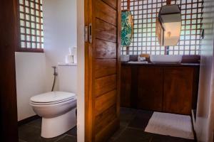 uma casa de banho com um WC e um lavatório em Les Maisons D'Itac em Ronda