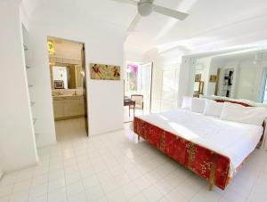 马萨鲁布朗斯Maison Il Vervece - Sorrento的一间白色卧室,配有一张大床和一个厨房