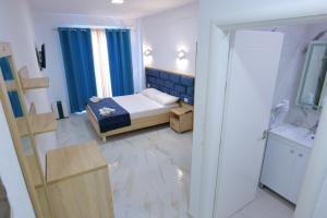 Postel nebo postele na pokoji v ubytování Hotel Vathi
