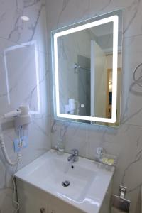 Koupelna v ubytování Hotel Vathi + 37 fotografií