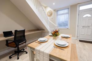 uma sala de jantar com uma mesa e uma cadeira em Newly Renovated Family and Workspace Business Home in Runcorn, Cheshire ENTIRE HOUSE 