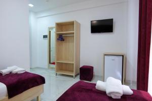 Postel nebo postele na pokoji v ubytování Hotel Vathi