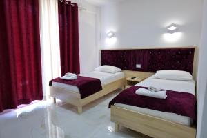 Postel nebo postele na pokoji v ubytování Hotel Vathi