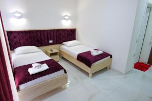 Postel nebo postele na pokoji v ubytování Hotel Vathi