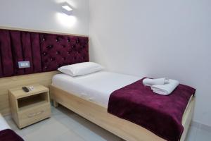 Postel nebo postele na pokoji v ubytování Hotel Vathi
