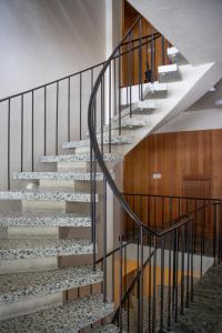 um conjunto de escadas num edifício em Croisée A em Lens
