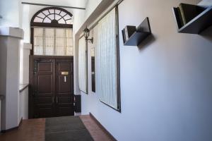 a hallway with a door and a window at Apart Hotel Kvartira 1 in Odesa