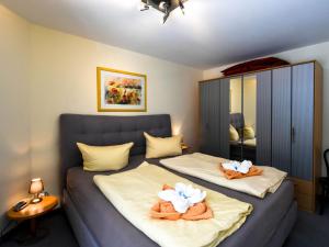 2 Betten in einem Zimmer mit Handtüchern darauf in der Unterkunft Ferienwohnung 9 im Seeschloss Binz - nur 50 Meter bis zum Strand in Binz