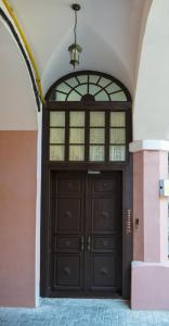 een grote houten deur in een gebouw met een raam bij Apart Hotel Kvartira 1 in Odessa
