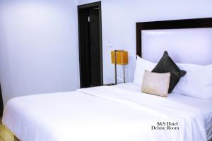 Letto o letti in una camera di S & S Hotel & Suites