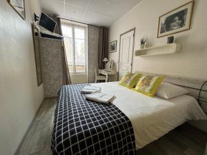 Postel nebo postele na pokoji v ubytování Hotel des Dames