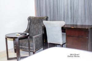 Area soggiorno di S & S Hotel & Suites