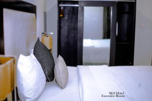 Letto o letti in una camera di S & S Hotel & Suites