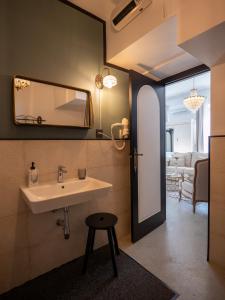 baño con lavabo y espejo en la pared en Finca Casabela, en Pinos del Valle