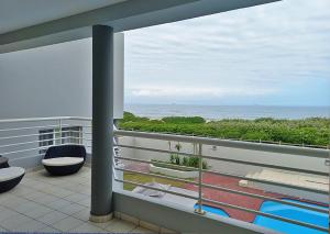 uma varanda com vista para o oceano em Glen Ashley Beach Villas em Durban