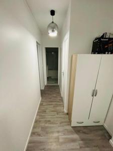 um corredor com um frigorífico branco num quarto em Appartement spacieux Bastille - 5 pers em Paris