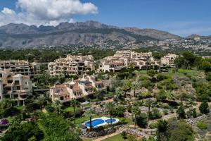 una vista aerea di un resort con montagne sullo sfondo di Villa Gadea 11-6 ad Altea