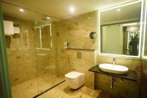 W łazience znajduje się toaleta, umywalka i prysznic. w obiekcie HOTEL PRAHLAD INN w mieście Gwalijar