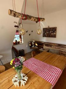 una mesa de comedor con un jarrón de flores. en Typical home in the Black Forest, en Bad Wildbad