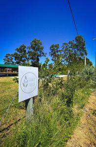 una señal sentada en el césped en un campo en Campo Verde en Concordia