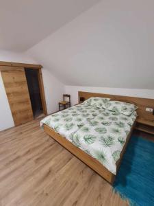 Schlafzimmer mit einem Bett und Holzboden in der Unterkunft Turistično - Izletniška kmetija Žerjav in Brežice