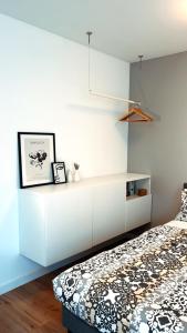 Luxury Apartment Vorstetten في Vörstetten: غرفة نوم مع سرير وخزانة بيضاء