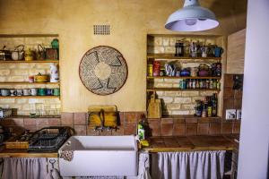 Nápoje v ubytování Cardamom Cottage, sleeps 3 and 1 min walk to beach