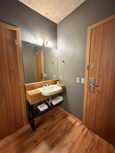 uma casa de banho com um lavatório e um espelho em Hotel 10 Sorriso em Sorriso