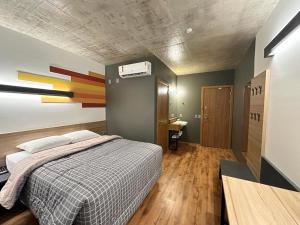 um quarto com uma cama e um lavatório num quarto em Hotel 10 Sorriso em Sorriso