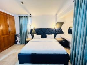 Кровать или кровати в номере Mulliner luxury APARTMENTS ( 3 BEDROOM )