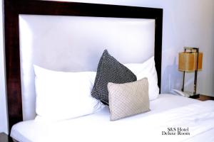 Letto o letti in una camera di S & S Hotel & Suites