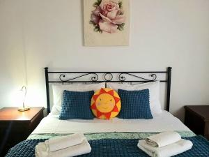 ein Schlafzimmer mit einem Bett mit einem Löwenkissen drauf in der Unterkunft Amico Del Sole in Rom