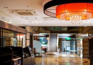 大阪的住宿－大阪天滿APA酒店，吊灯挂在商店的天花板上