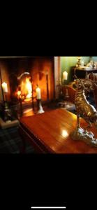 een hertenbeeld op een tafel in de woonkamer bij Durn House in Portsoy