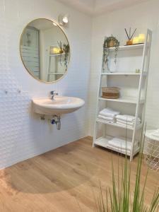 y baño con lavabo y espejo. en 75qm mit eigenem Bad, Küche, Wohn- u Schlafzimmer en Herborn