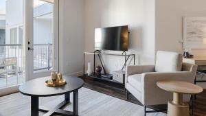 En TV eller et underholdningssystem på Landing Modern Apartment with Amazing Amenities (ID7858X15)