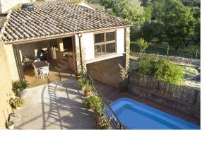an overhead view of a house with a swimming pool at Casa Carina in Ullastret