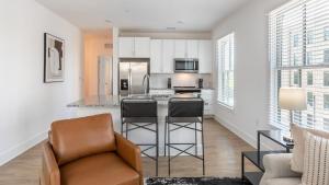 cocina con sofá y silla en una habitación en Landing Modern Apartment with Amazing Amenities (ID4314X66), en Charleston