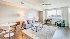 uma sala de estar com um sofá e uma mesa em Landing Modern Apartment with Amazing Amenities (ID6877) em South Salt Lake